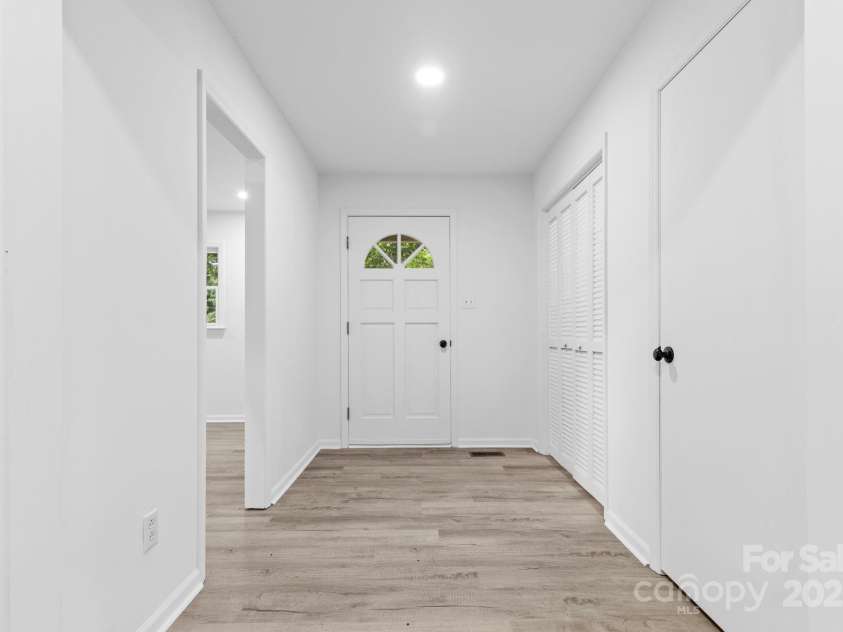 136 Ridgewood Lane, Statesville, NC 28677.  MLS# CAR4282096, YatesRealty ID 29325. 