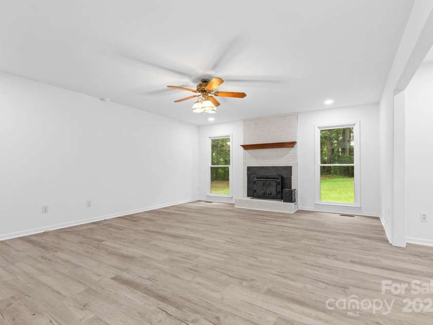 136 Ridgewood Lane, Statesville, NC 28677.  MLS# CAR4282096, YatesRealty ID 29325. 