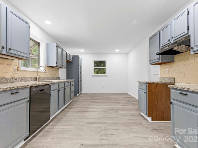 136 Ridgewood Lane, Statesville, NC 28677.  MLS# CAR4282096, YatesRealty ID 29325. 