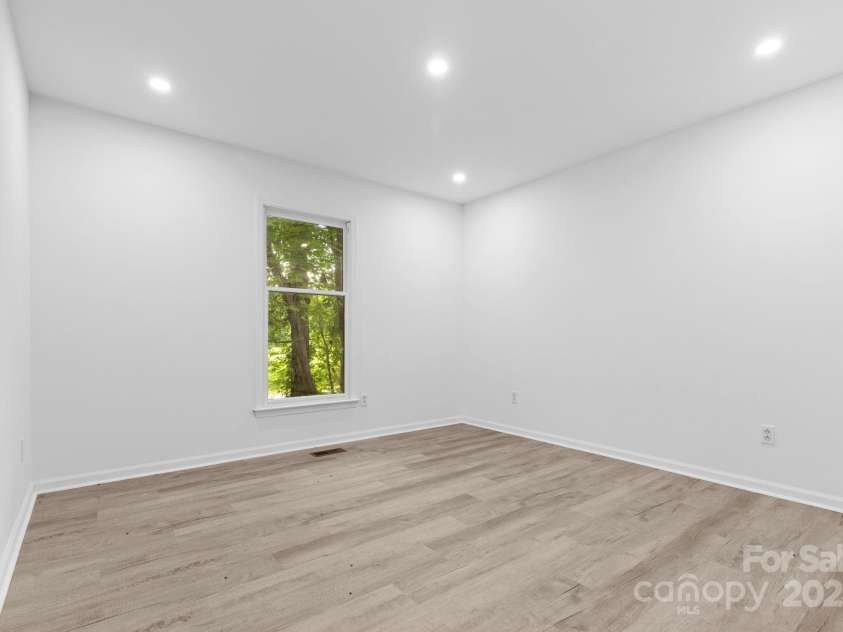 136 Ridgewood Lane, Statesville, NC 28677.  MLS# CAR4282096, YatesRealty ID 29325. 