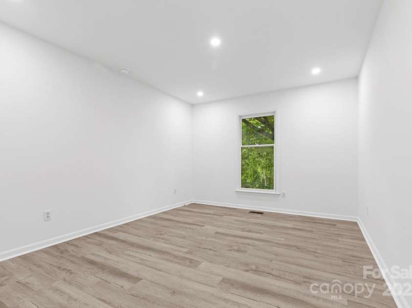 136 Ridgewood Lane, Statesville, NC 28677.  MLS# CAR4282096, YatesRealty ID 29325. 