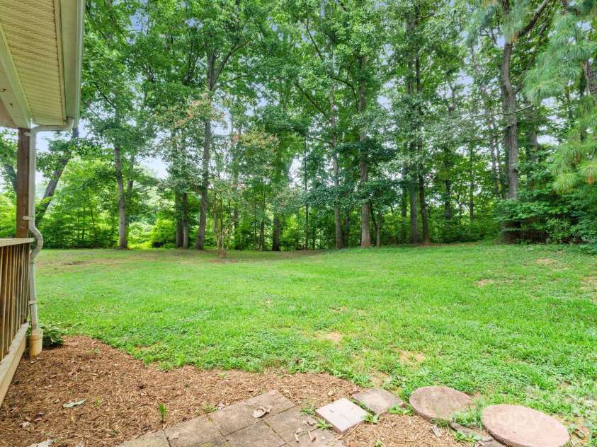 136 Ridgewood Lane, Statesville, NC 28677.  MLS# CAR4282096, YatesRealty ID 29325. 