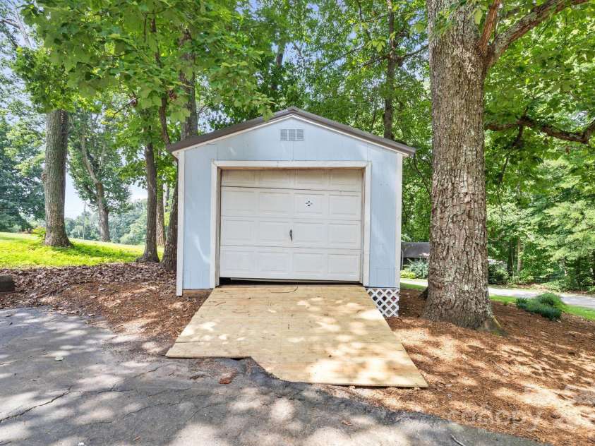 136 Ridgewood Lane, Statesville, NC 28677.  MLS# CAR4282096, YatesRealty ID 29325. 