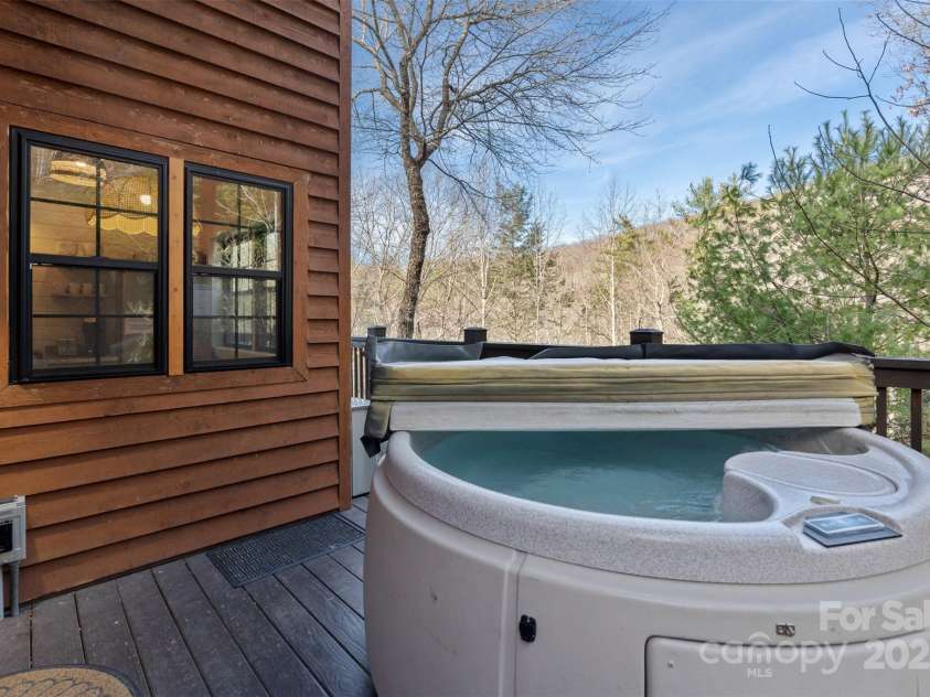 100 Bear Den Mountain View Drive, Spruce Pine, NC 28777.  MLS# CAR4326764, YatesRealty ID 2933. 