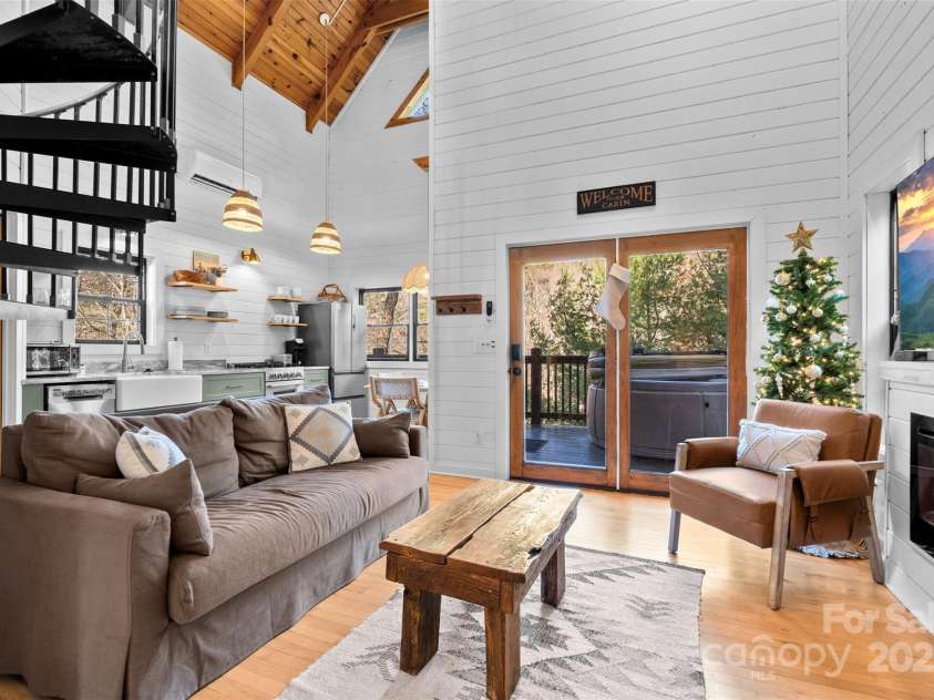 100 Bear Den Mountain View Drive, Spruce Pine, NC 28777.  MLS# CAR4326764, YatesRealty ID 2933. 