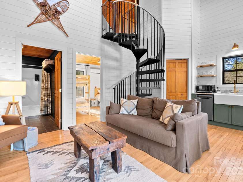 100 Bear Den Mountain View Drive, Spruce Pine, NC 28777.  MLS# CAR4326764, YatesRealty ID 2933. 