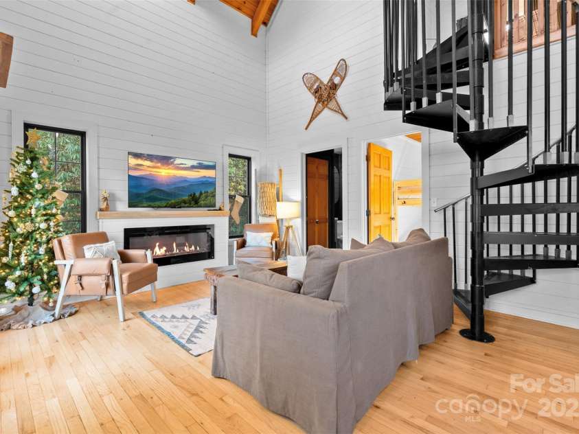 100 Bear Den Mountain View Drive, Spruce Pine, NC 28777.  MLS# CAR4326764, YatesRealty ID 2933. 