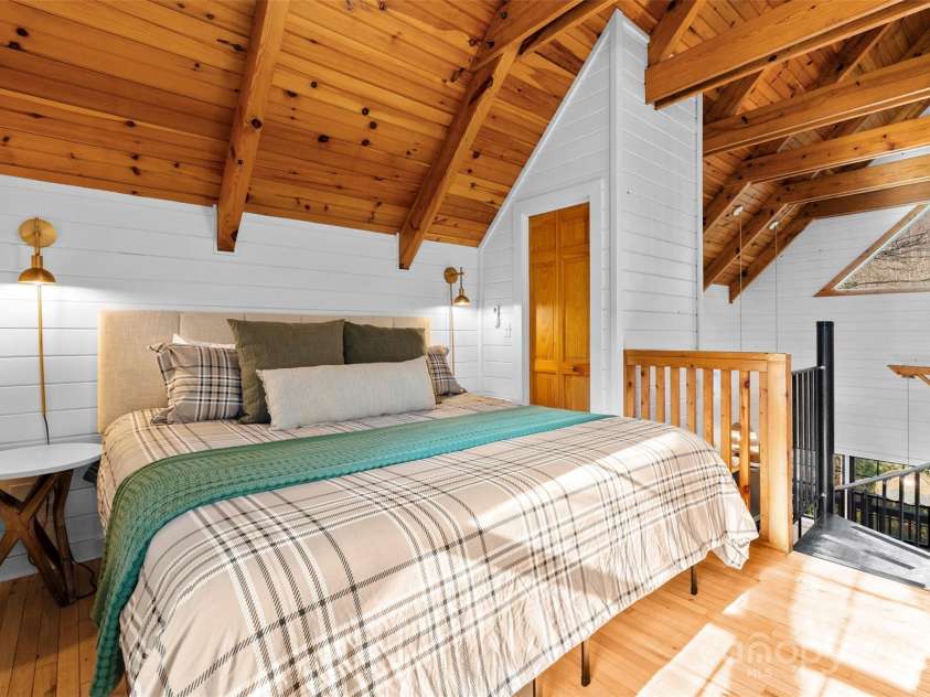 100 Bear Den Mountain View Drive, Spruce Pine, NC 28777.  MLS# CAR4326764, YatesRealty ID 2933. 