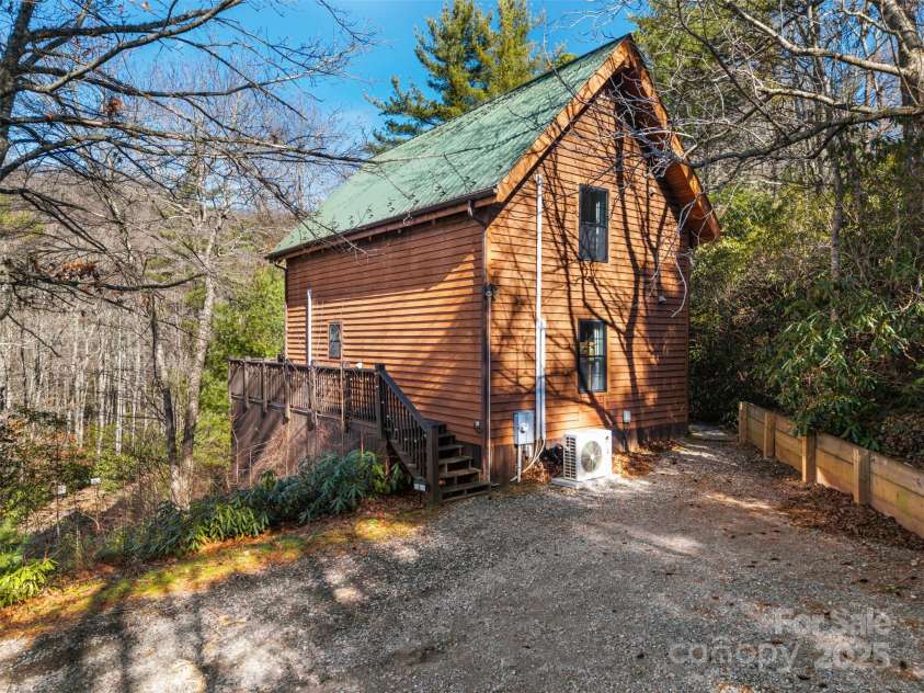 100 Bear Den Mountain View Drive, Spruce Pine, NC 28777.  MLS# CAR4326764, YatesRealty ID 2933. 