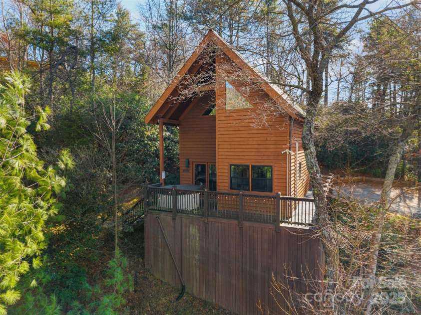 100 Bear Den Mountain View Drive, Spruce Pine, NC 28777.  MLS# CAR4326764, YatesRealty ID 2933. 