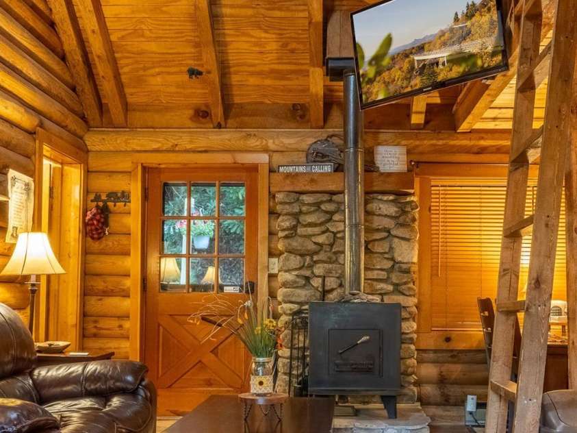 274 Hemlock Road, Banner Elk, NC 28604.  MLS# CAR4176178, YatesRealty ID 2933. 