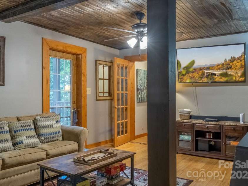 274 Hemlock Road, Banner Elk, NC 28604.  MLS# CAR4176178, YatesRealty ID 2933. 