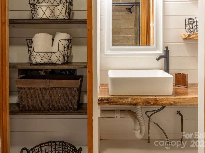 274 Hemlock Road, Banner Elk, NC 28604.  MLS# CAR4176178, YatesRealty ID 2933. 