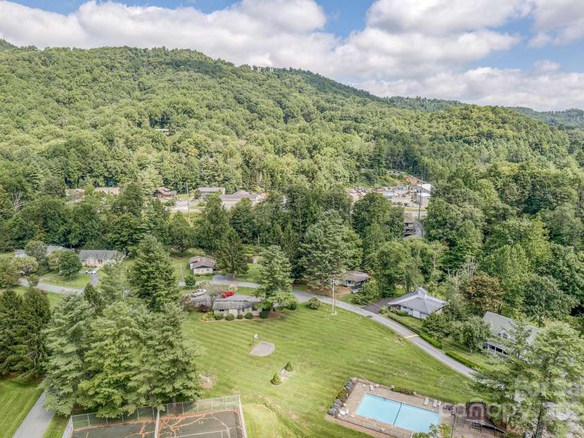 274 Hemlock Road, Banner Elk, NC 28604.  MLS# CAR4176178, YatesRealty ID 2933. 