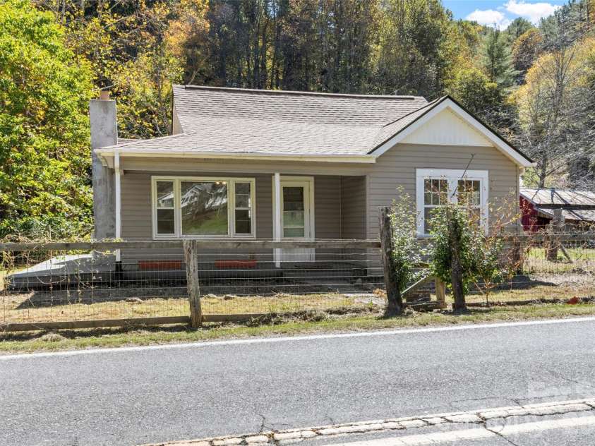 689 Bald Mountain Road, Burnsville, NC 28714.  MLS# CAR4309436, YatesRealty ID 2933. 