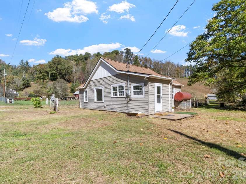 689 Bald Mountain Road, Burnsville, NC 28714.  MLS# CAR4309436, YatesRealty ID 2933. 