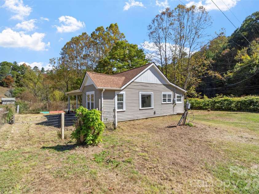 689 Bald Mountain Road, Burnsville, NC 28714.  MLS# CAR4309436, YatesRealty ID 2933. 