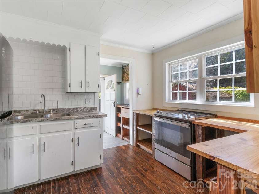 689 Bald Mountain Road, Burnsville, NC 28714.  MLS# CAR4309436, YatesRealty ID 2933. Kitchen into mud room