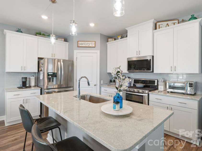2010 Red Ash Drive, Charlotte, NC 28215.  MLS# CAR4363985, YatesRealty ID 29330. Expansive Kitchen - Huge Open Floor-plan on Main Level