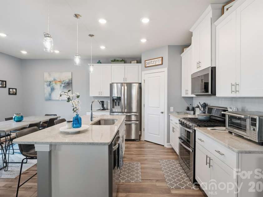 2010 Red Ash Drive, Charlotte, NC 28215.  MLS# CAR4363985, YatesRealty ID 29330. Expansive Kitchen - Huge Open Floor-plan on Main Level