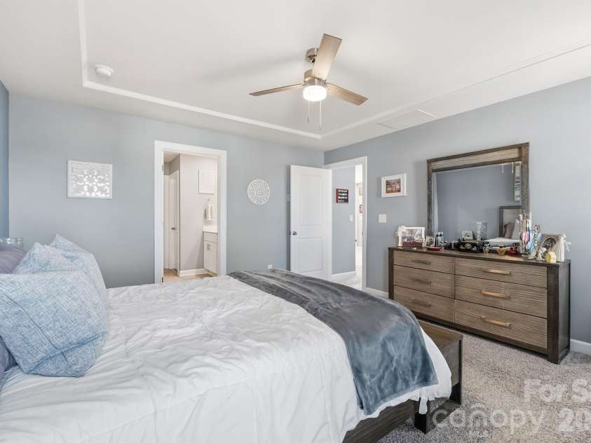 2010 Red Ash Drive, Charlotte, NC 28215.  MLS# CAR4363985, YatesRealty ID 29330. Primary Suite with Tray Ceiling
