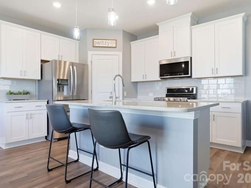 2010 Red Ash Drive, Charlotte, NC 28215.  MLS# CAR4424142, YatesRealty ID 29330. 