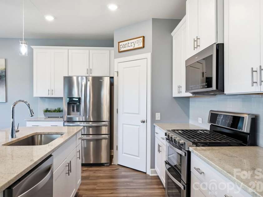 2010 Red Ash Drive, Charlotte, NC 28215.  MLS# CAR4424142, YatesRealty ID 29330. 