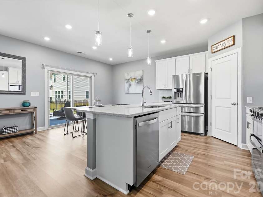 2010 Red Ash Drive, Charlotte, NC 28215.  MLS# CAR4424142, YatesRealty ID 29330. 