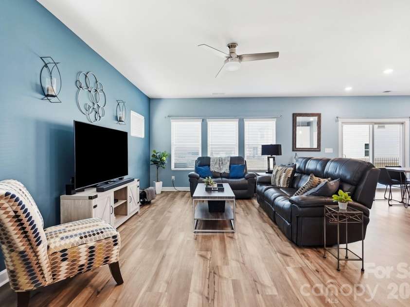 2010 Red Ash Drive, Charlotte, NC 28215.  MLS# CAR4424142, YatesRealty ID 29330. 