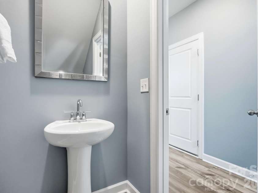 2010 Red Ash Drive, Charlotte, NC 28215.  MLS# CAR4424142, YatesRealty ID 29330. 