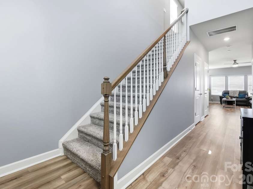 2010 Red Ash Drive, Charlotte, NC 28215.  MLS# CAR4424142, YatesRealty ID 29330. 