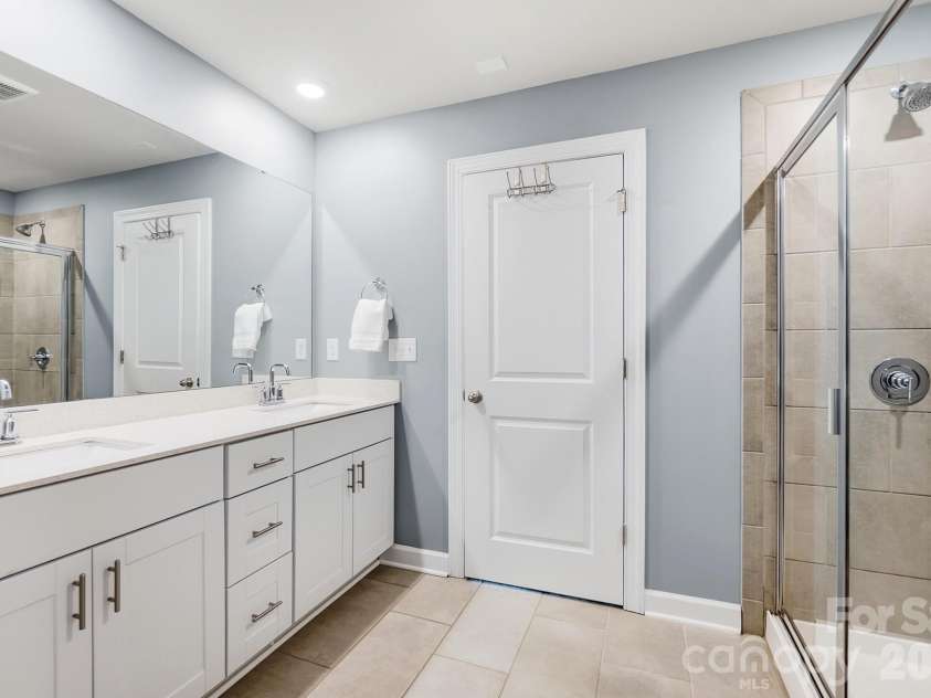 2010 Red Ash Drive, Charlotte, NC 28215.  MLS# CAR4424142, YatesRealty ID 29330. 