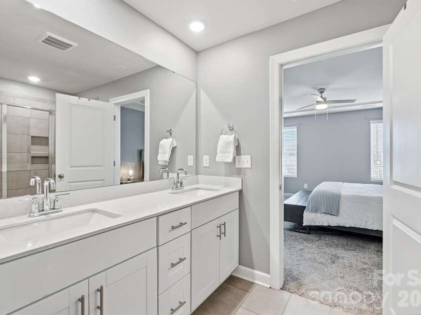 2010 Red Ash Drive, Charlotte, NC 28215.  MLS# CAR4424142, YatesRealty ID 29330. 
