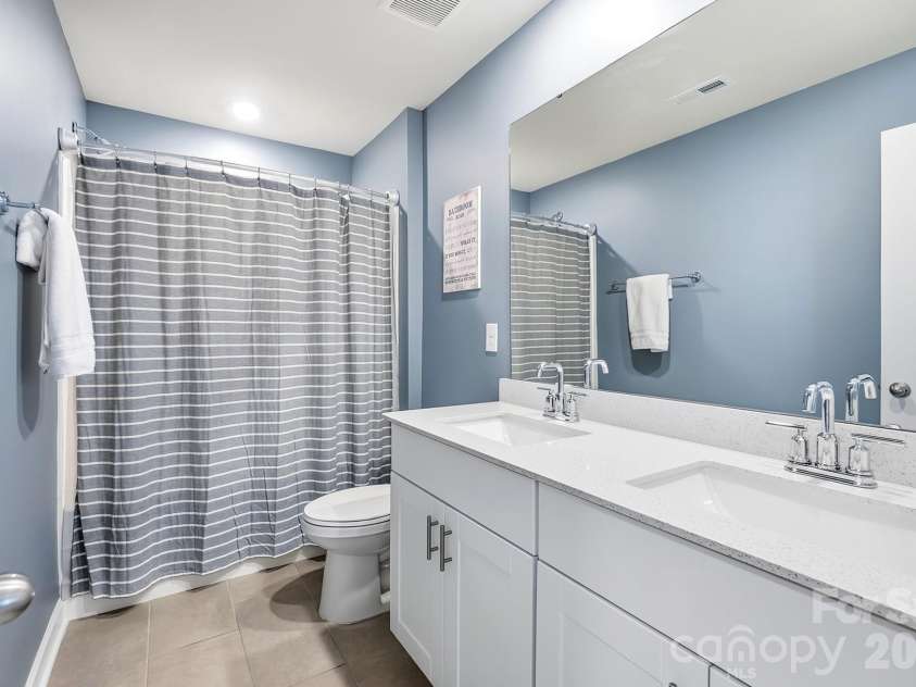 2010 Red Ash Drive, Charlotte, NC 28215.  MLS# CAR4424142, YatesRealty ID 29330. 