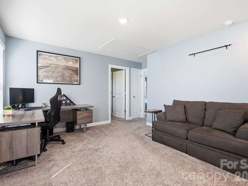 2010 Red Ash Drive, Charlotte, NC 28215.  MLS# CAR4424142, YatesRealty ID 29330. 