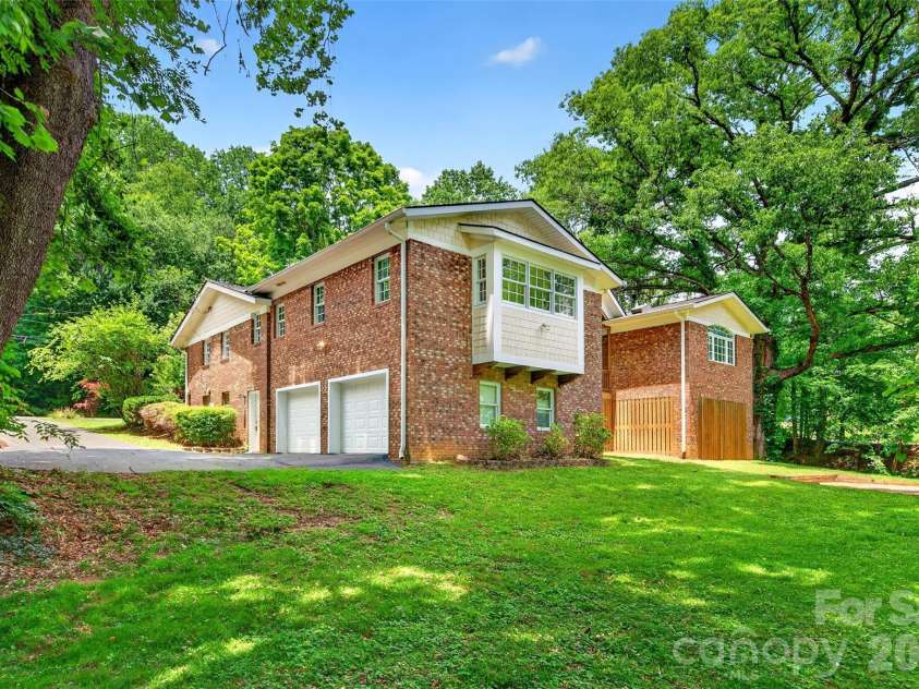 104 Valley Vista Drive, Black Mountain, NC 28711.  MLS# CAR4388162, YatesRealty ID 29333. 