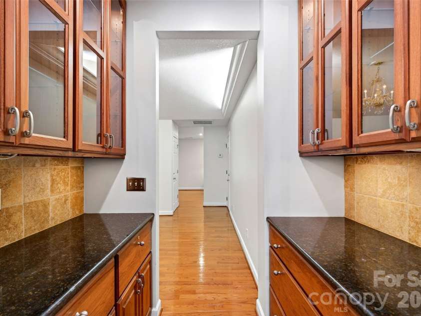 104 Valley Vista Drive, Black Mountain, NC 28711.  MLS# CAR4388162, YatesRealty ID 29333. Butlers pantry off of kitchen/dining room