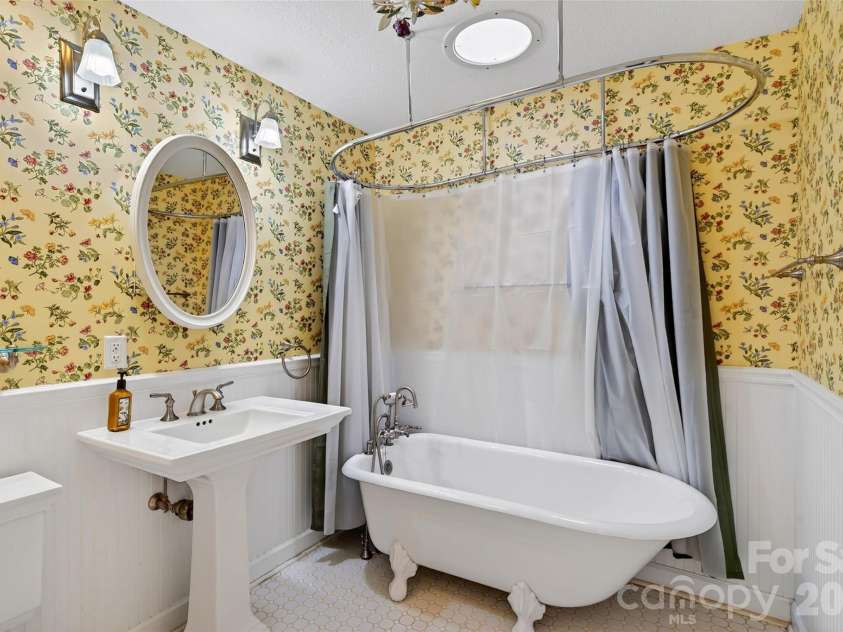 104 Valley Vista Drive, Black Mountain, NC 28711.  MLS# CAR4388162, YatesRealty ID 29333. Hall bathroom