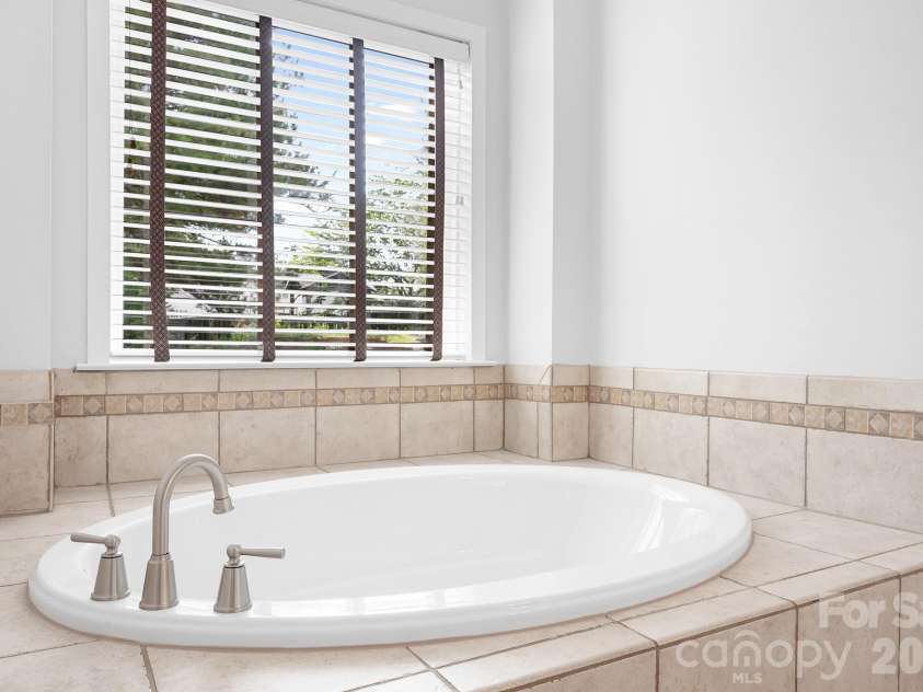 269 Montibello Drive, Mooresville, NC 28117.  MLS# CAR4392025, YatesRealty ID 29334. New Soaking Tub