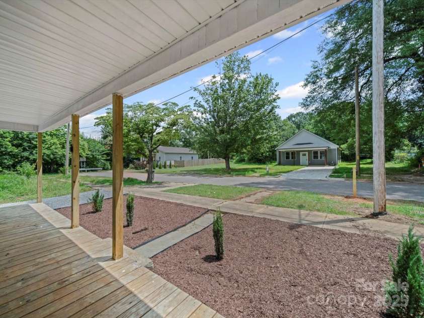 926 4th Street, Statesville, NC 28677.  MLS# CAR4277257, YatesRealty ID 29334. 