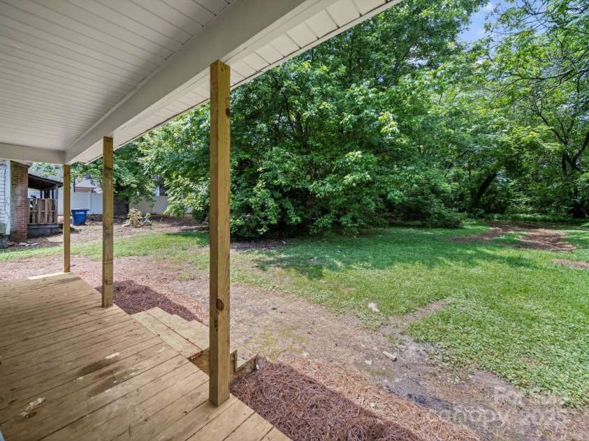 926 4th Street, Statesville, NC 28677.  MLS# CAR4277257, YatesRealty ID 29334. 