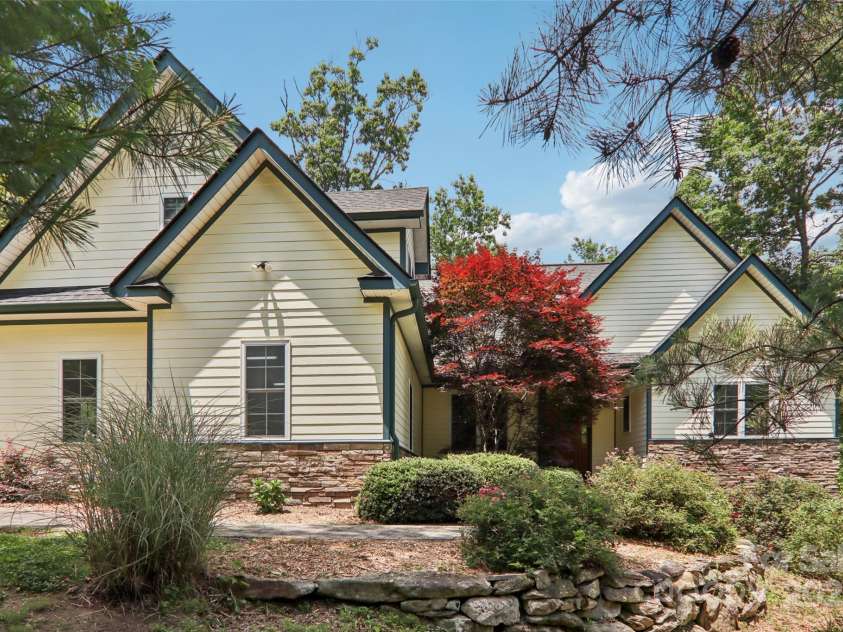 398 Falling Leaves Lane, Hendersonville, NC 28792.  MLS# CAR4267350, YatesRealty ID 29335. 638 Falling Leaves Lane, Hendersonville NC