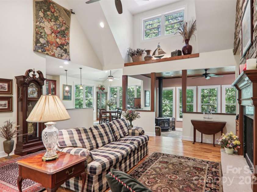 398 Falling Leaves Lane, Hendersonville, NC 28792.  MLS# CAR4267350, YatesRealty ID 29335. Vaulted great roomsize:18x18