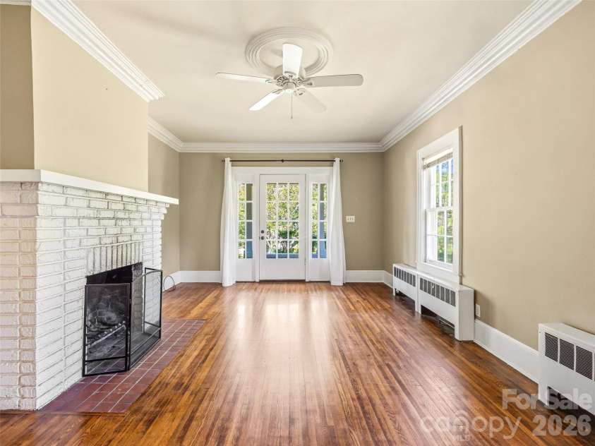 1214 Oakland Street, Hendersonville, NC 28792.  MLS# CAR4389440, YatesRealty ID 29336. 