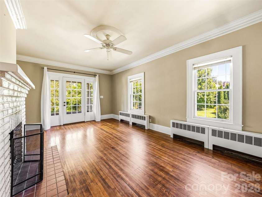 1214 Oakland Street, Hendersonville, NC 28792.  MLS# CAR4389440, YatesRealty ID 29336. 