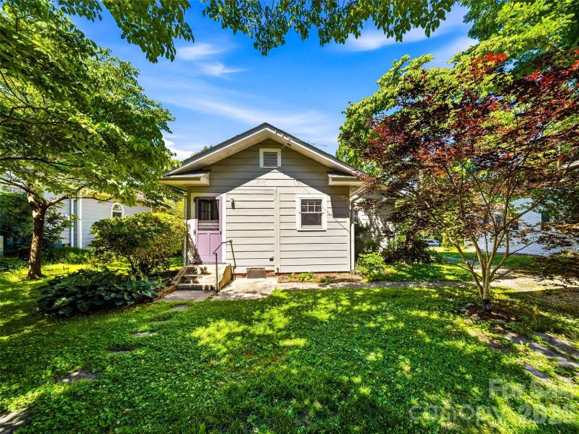 1214 Oakland Street, Hendersonville, NC 28792.  MLS# CAR4389440, YatesRealty ID 29336. 