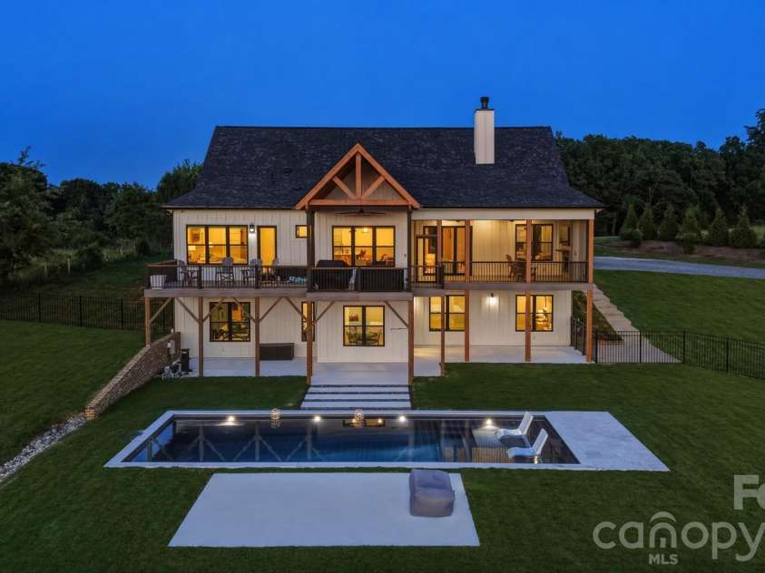 2322 Moss Farm Road, Hickory, NC 28602.  MLS# CAR4381618, YatesRealty ID 29337. 