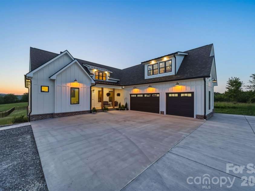 2322 Moss Farm Road, Hickory, NC 28602.  MLS# CAR4381618, YatesRealty ID 29337. 