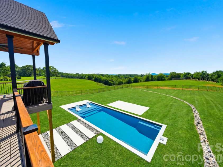 2322 Moss Farm Road, Hickory, NC 28602.  MLS# CAR4381618, YatesRealty ID 29337. 