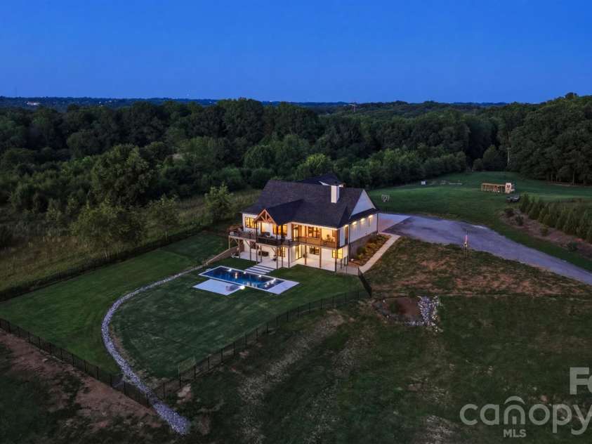 2322 Moss Farm Road, Hickory, NC 28602.  MLS# CAR4381618, YatesRealty ID 29337. 